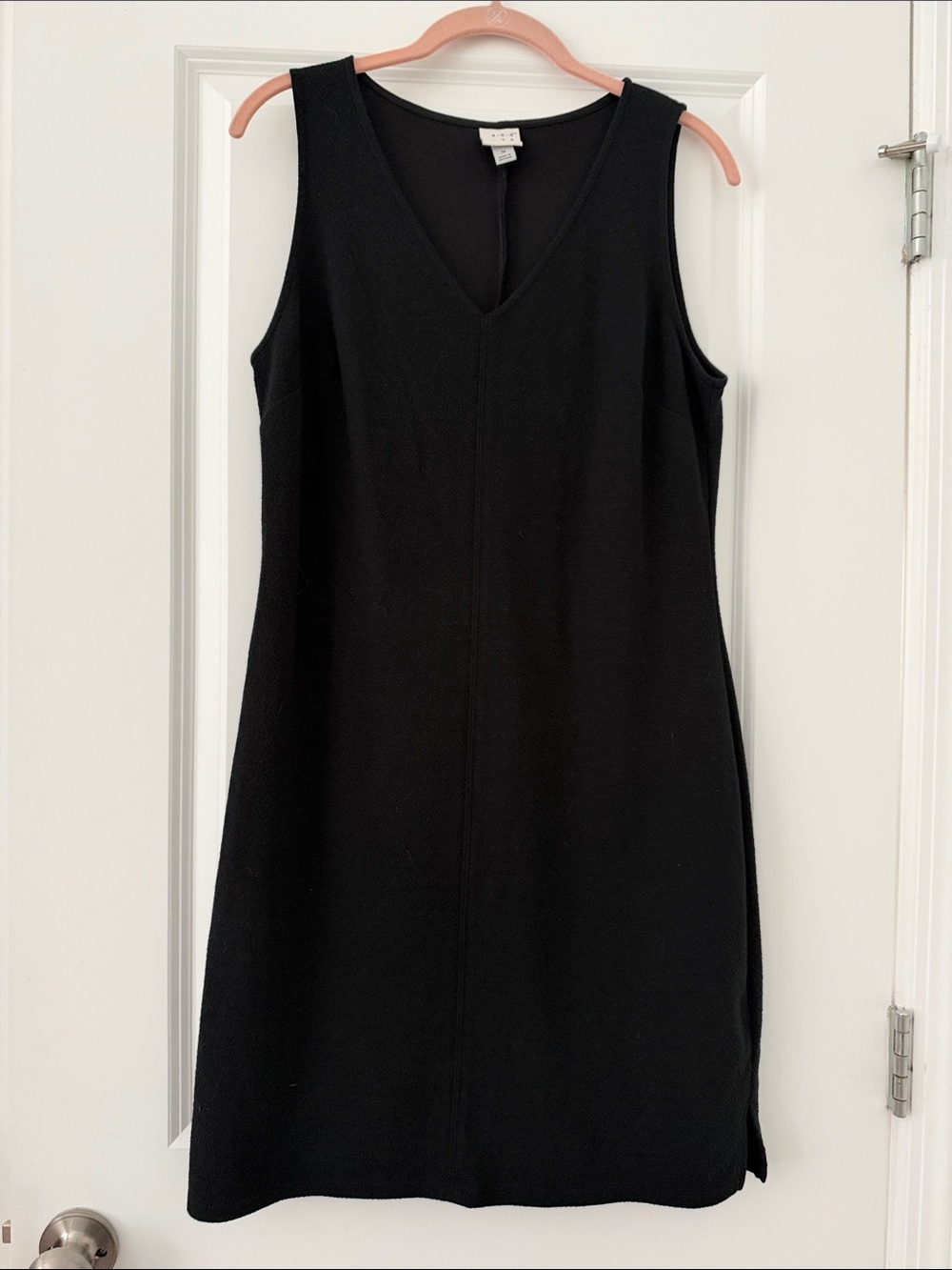A New Day Black Sleeveless V-Neck Shift Dress Med